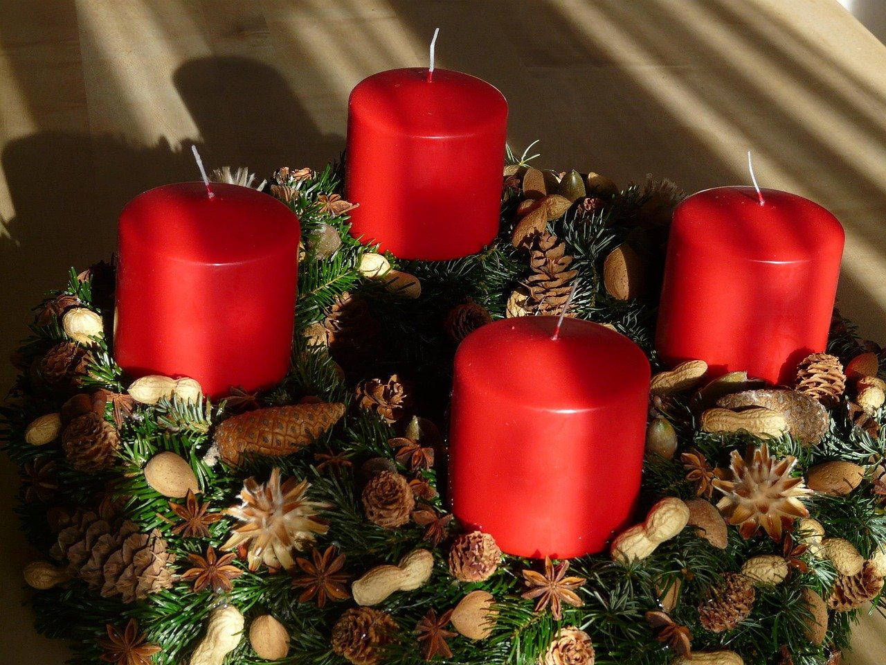 Adventskranz aus Tannenzweigen selber machen in 5 Schritten