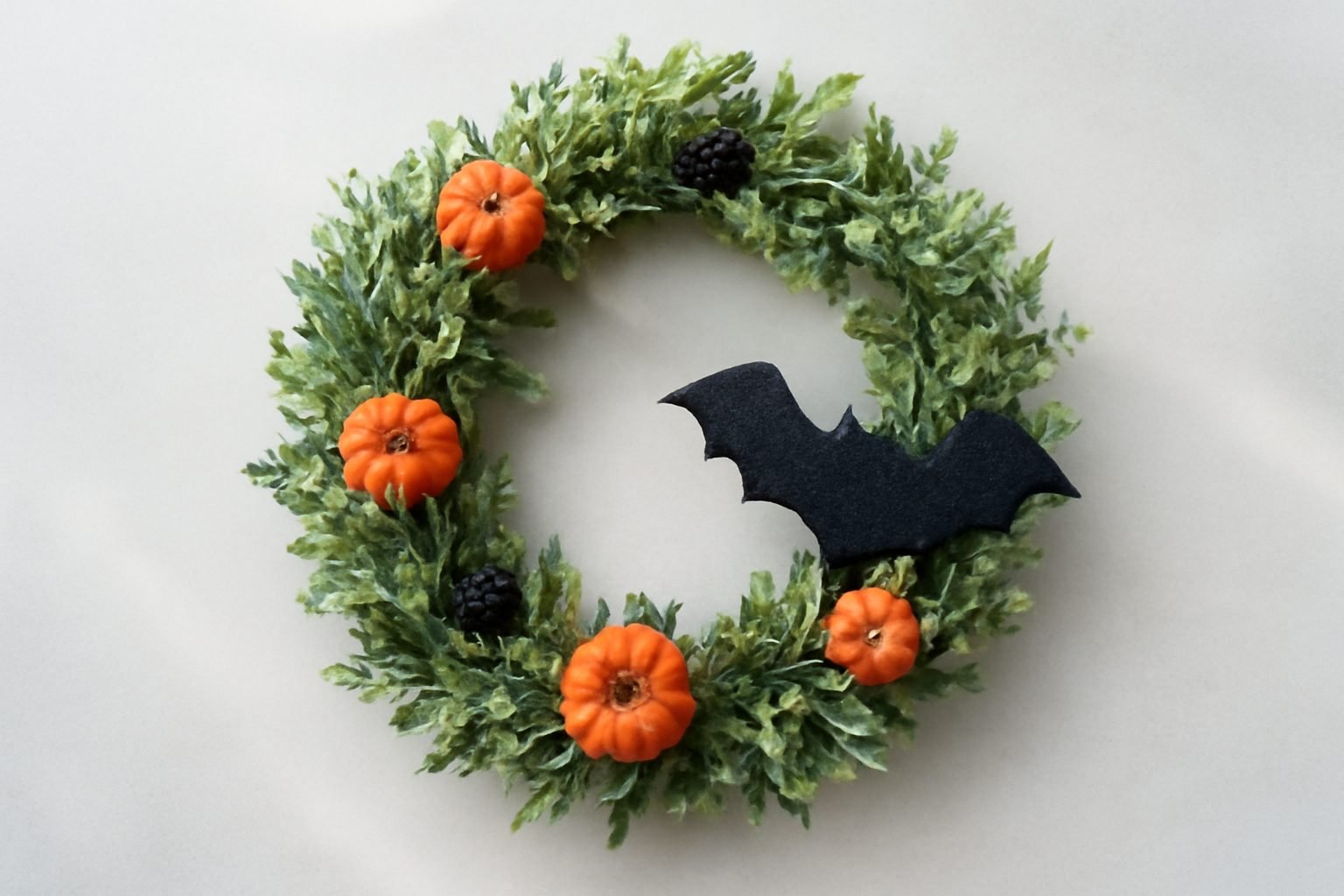 Halloween Türkranz aus Naturmaterial binden in 6 Schritten