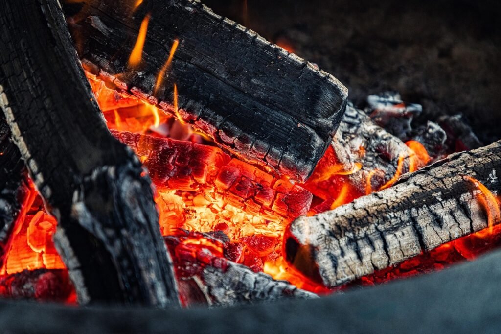 Selbstgebaute Feuerstelle Garten mit Sitzgelegenheit
