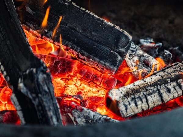 Selbstgebaute Feuerstelle Garten mit Sitzgelegenheit