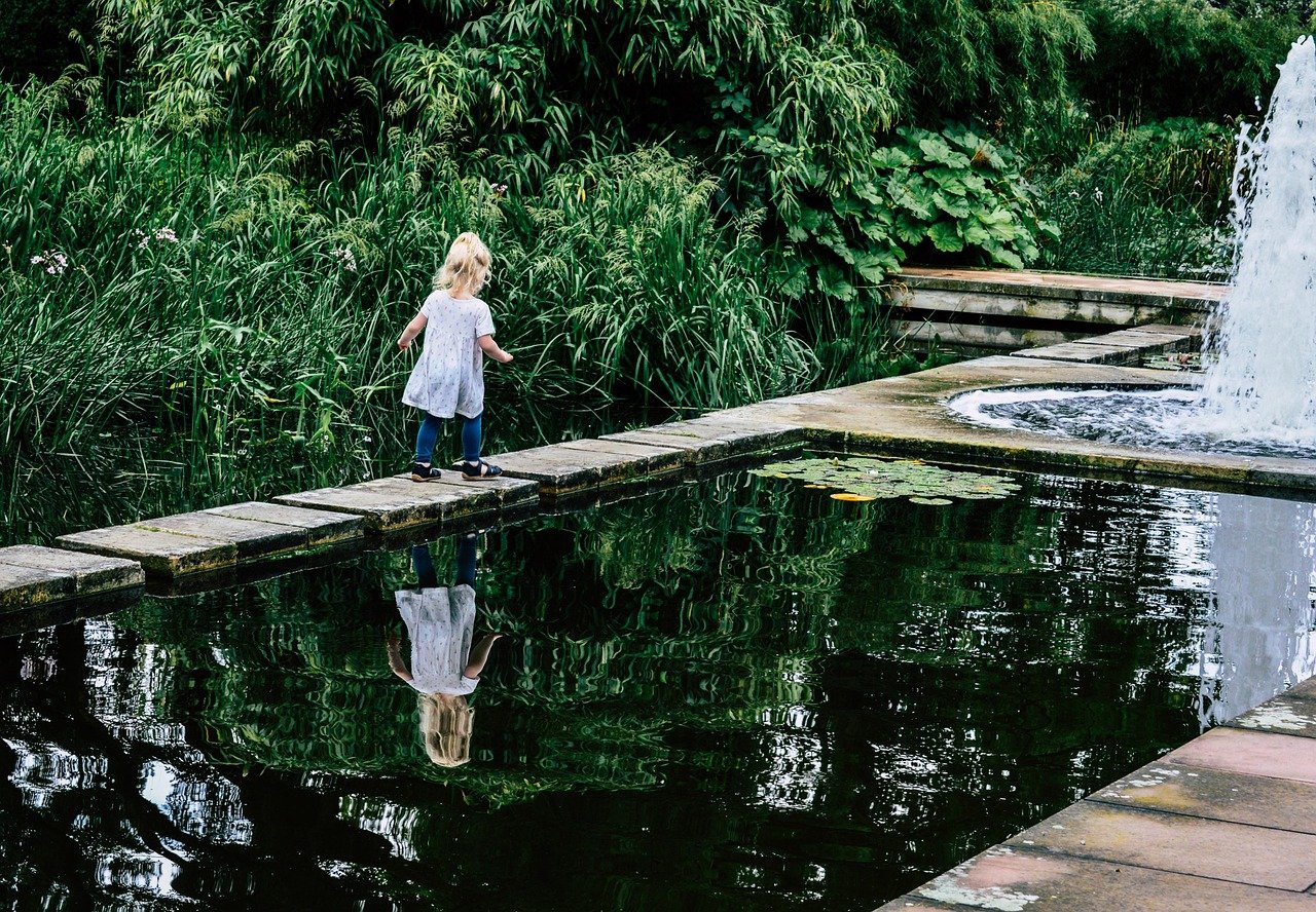 Winterdeko Garten mit Kindern basteln in 8 Schritten
